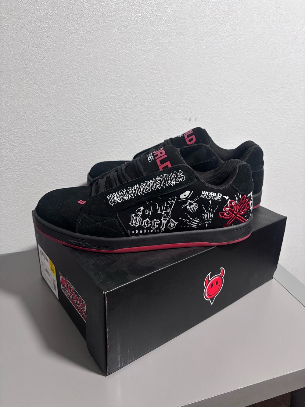 World Industries Black & Red Skate Shoe - Picture 3 of 5